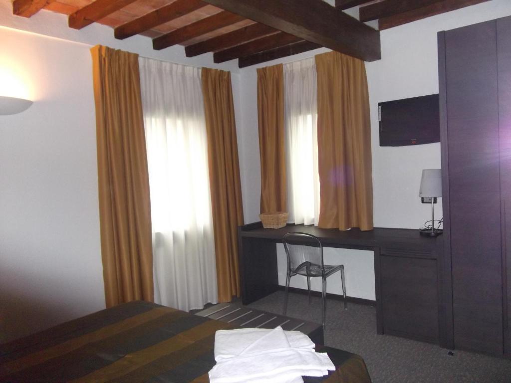 Locanda Sant'Ambrogio Rivalta  Rum bild