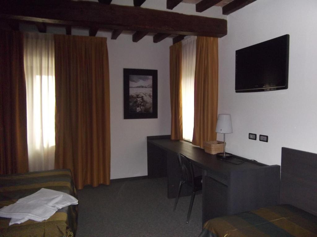 Locanda Sant'Ambrogio Rivalta  Rum bild