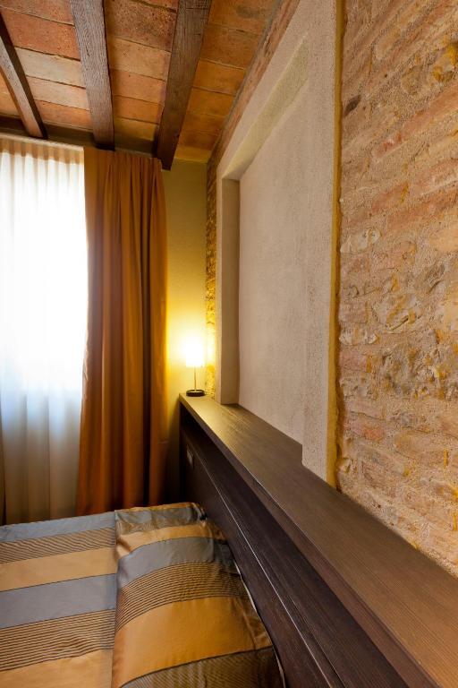 Locanda Sant'Ambrogio Rivalta  Rum bild