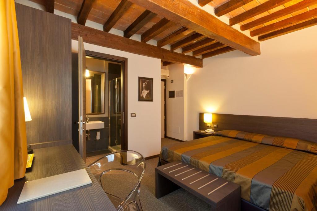 Locanda Sant'Ambrogio Rivalta  Rum bild