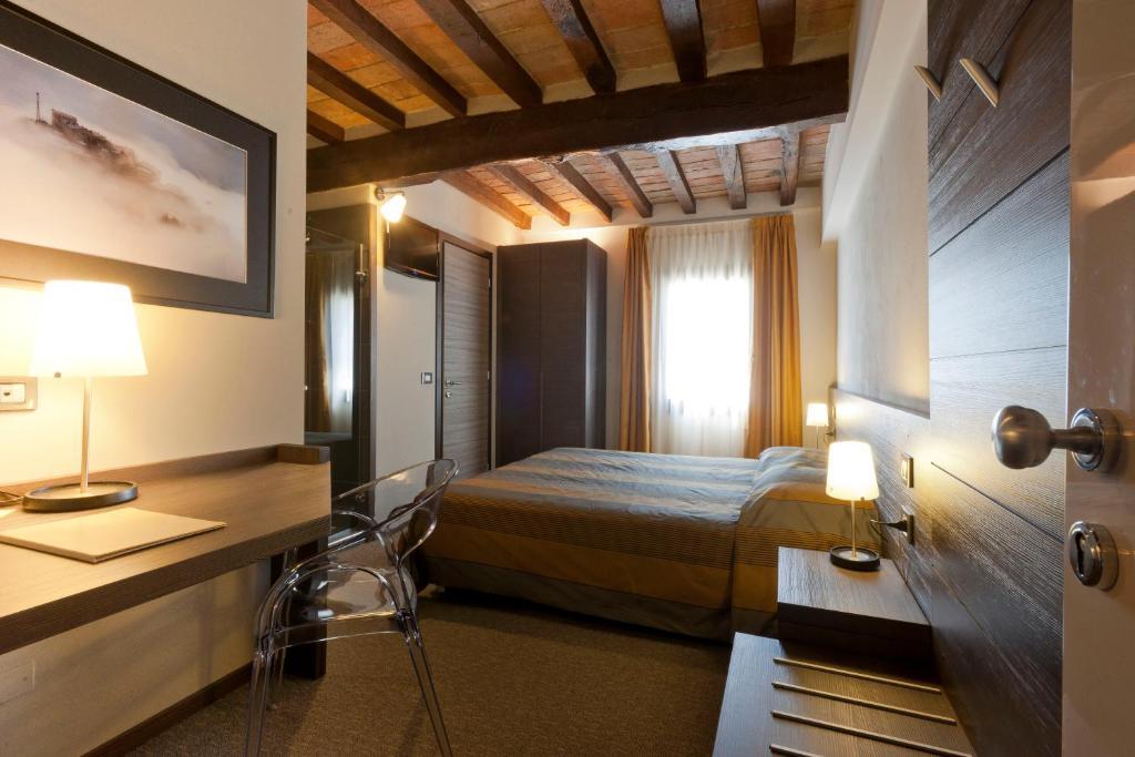 Locanda Sant'Ambrogio Rivalta  Rum bild